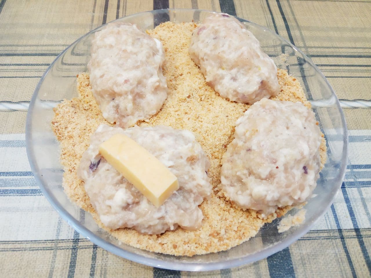 Нежные и сочные зразы мясные  с сыром: На каждую часть кладем брусочек сыра, формируем зразы и обваливаем в панировочных сухарях.