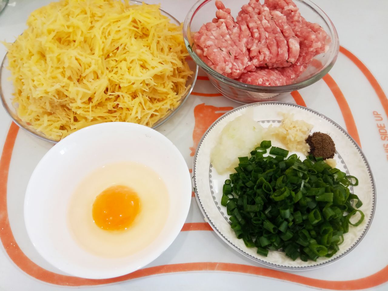 Котлеты из тертого картофеля, фарша и зеленого лука, вкусно и сытно