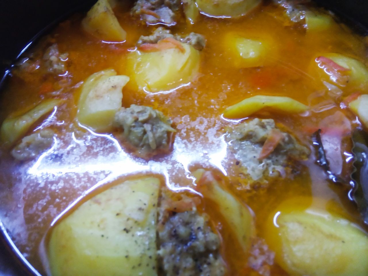 Картофель тушеный и фаршированный мясным фаршем: Доводим картофель до кипения и на медленном огне тушим около часа до готовности. В конце приготовления кладем
