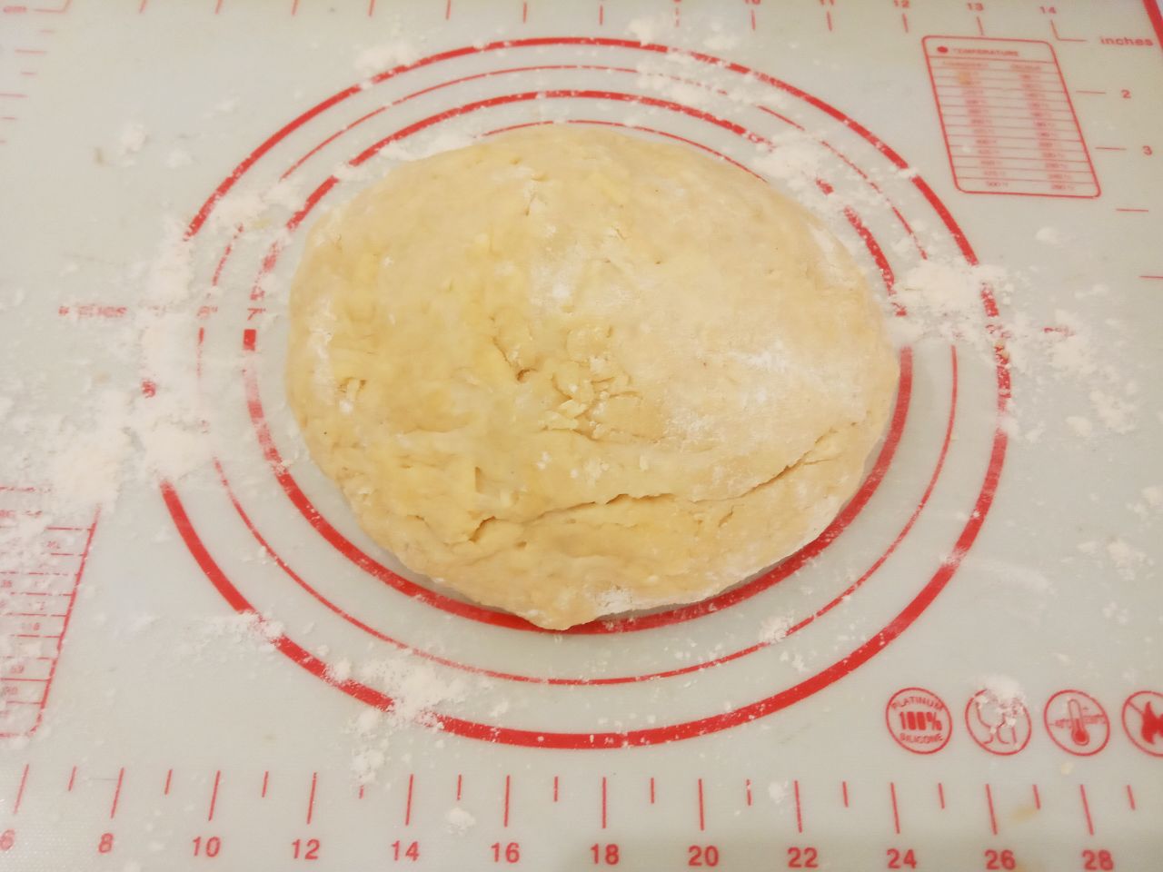 Соленое печенье с сыром, хрустящее и аппетитное: Достаем тесто с холодильника и выкладываем на рабочую поверхность.
