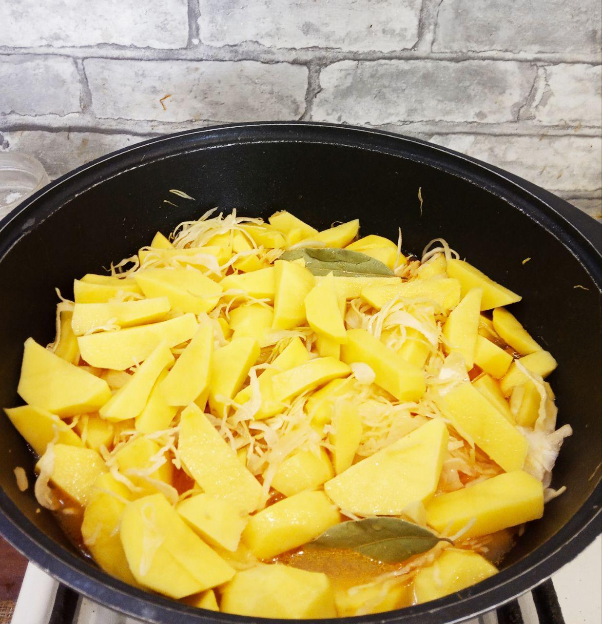 Овощное рагу с мясными шариками: Поверх капусты кладем картофель брусочками и два лавровых листика. Добавляем бульон или кипяченую воду так,