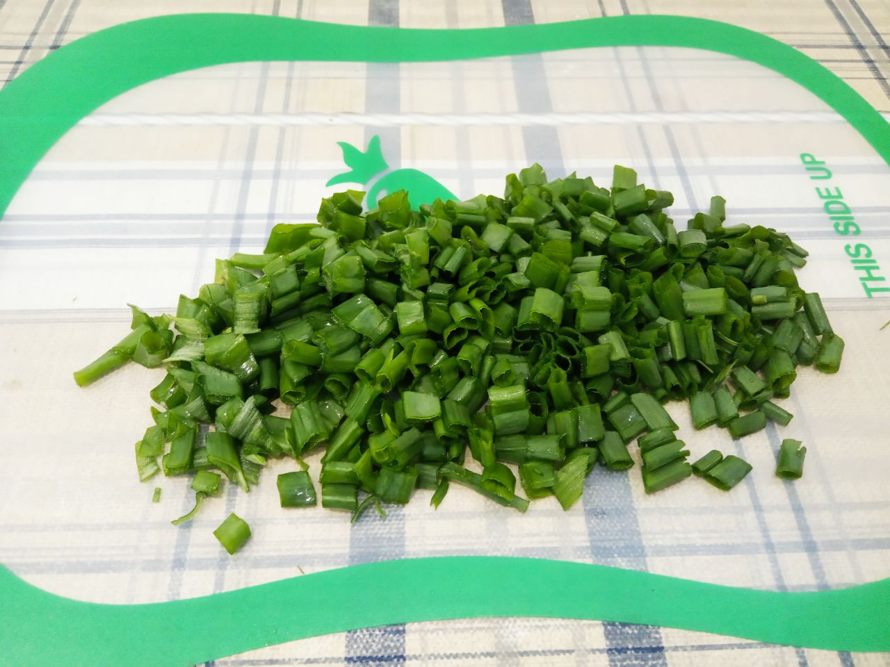 Простой салат с зелёным луком, яйцами и зеленью укропа: Зелёный лук очищаем от сухих и мятых листьев, промываем водой, просушиваем и измельчаем.