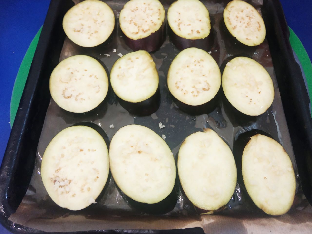 Баклажаны с помидорами и сыром, запеченные в духовке: Посыпаем кружочки измельченным чесноком по вкусу.