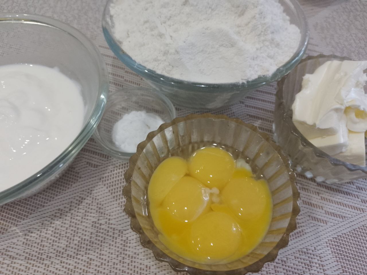 Пирожные с начинкой из белков и изюма