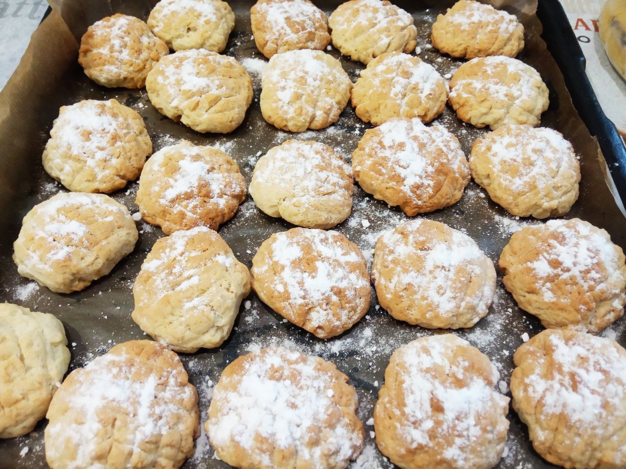 Домашнее печенье с добавлением творога, рассыпчатое и вкусное: Испеченное печенье посыпаем сахарной пудрой.