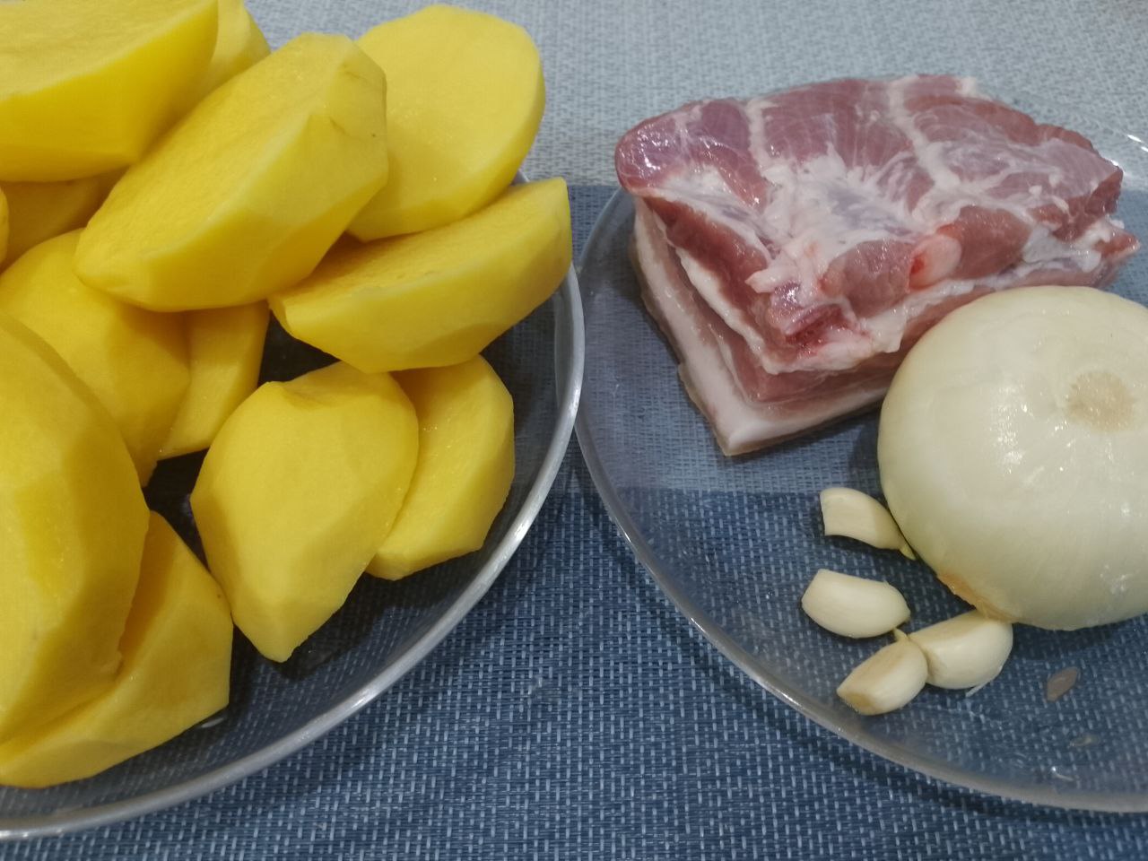 Картофель запеченный в духовке с грудинкой, просто и вкусно