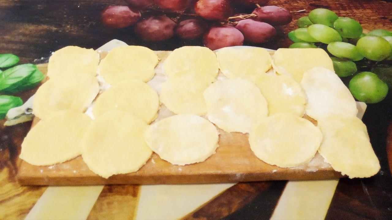 Вкусные пирожки с начинкой из тушеных яблок: Достаем тесто с холодильника, раскатываем тонким листом до 3 мм.