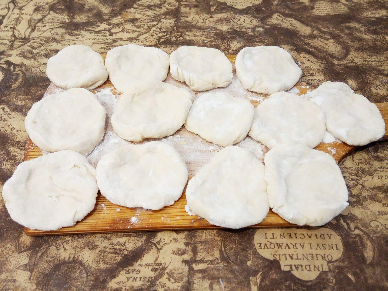 Вареники с мясом на пару: Полоски раскатываем или руками разравниваем.