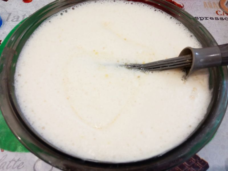 Блины с джемом или сливочным маслом, вкусно и просто: Выливаем взбитые яйца в тесто, хорошо перемешиваем.