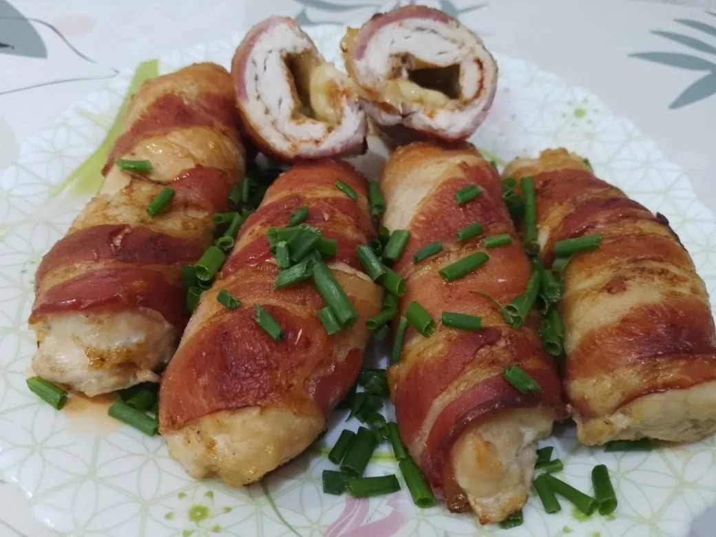 Куриное филе запеченное в беконе, с начинкой из твердого сыра
