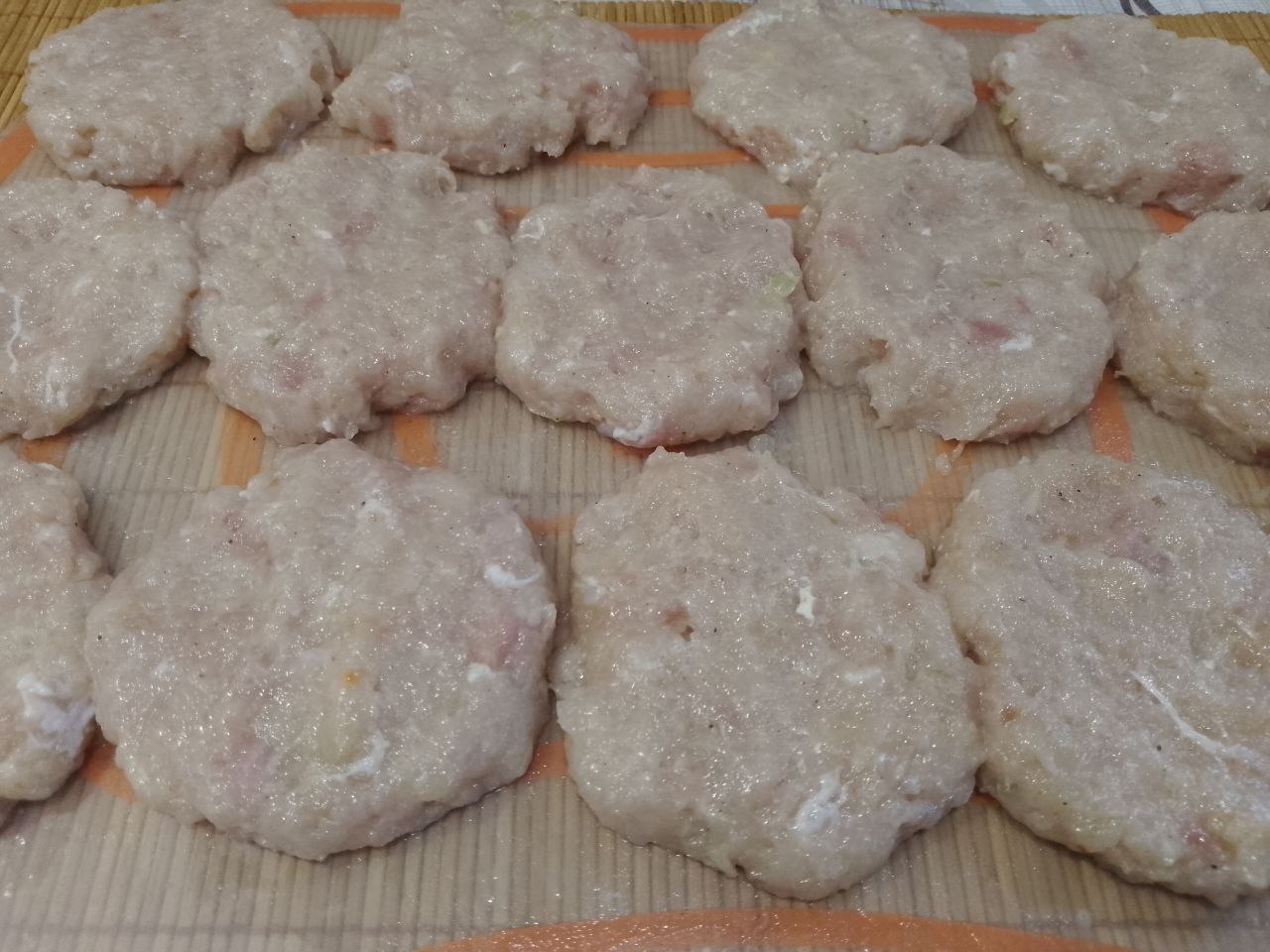 Котлеты с начинкой из яиц и сыра, в кляре, вкусные и сытные: Котлетную массу разделяем на части и формируем лепешки.