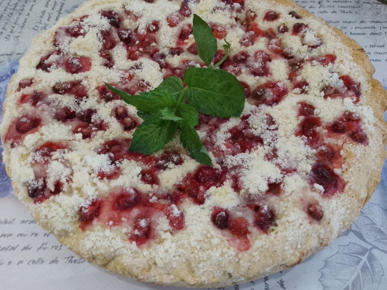 Пирог из песочного теста и клубничной начинки с штрейзельной крошкой