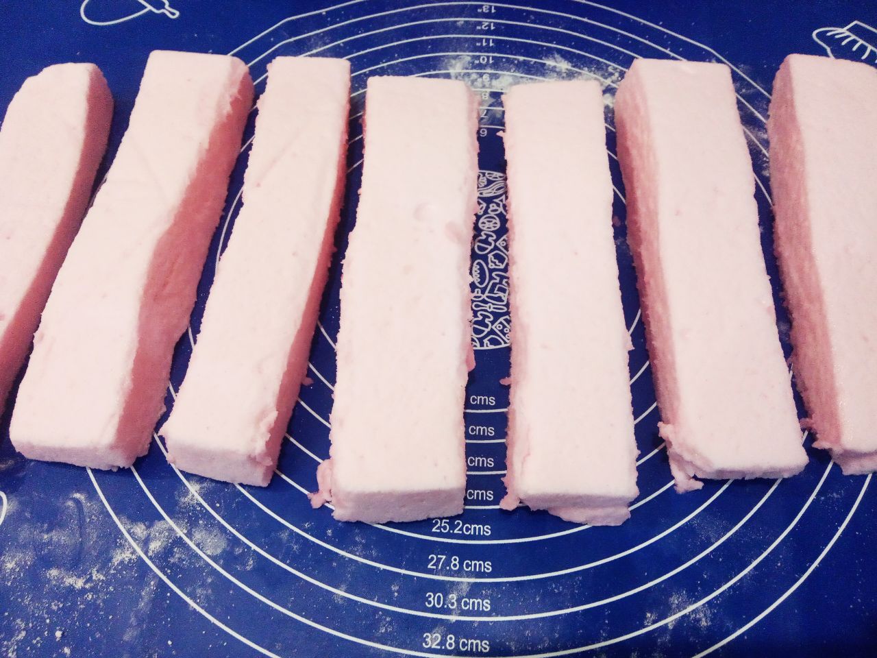 Клубничный мусс из желе из пакетика и желатина, пористый и воздушный: Нож смазываем маслом, для лучшего нарезания и разрезаем на квадратики или ромбики.