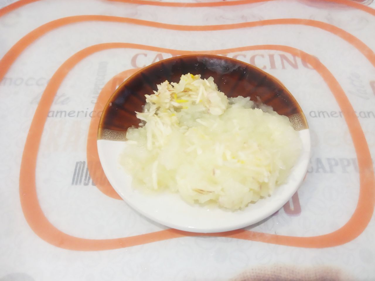 Мясные котлеты, запеченные в духовке, нежные и сочные: Чеснок очищаем от шелухи, промываем, пропускаем через чесночницу или натираем на мелкой терке.