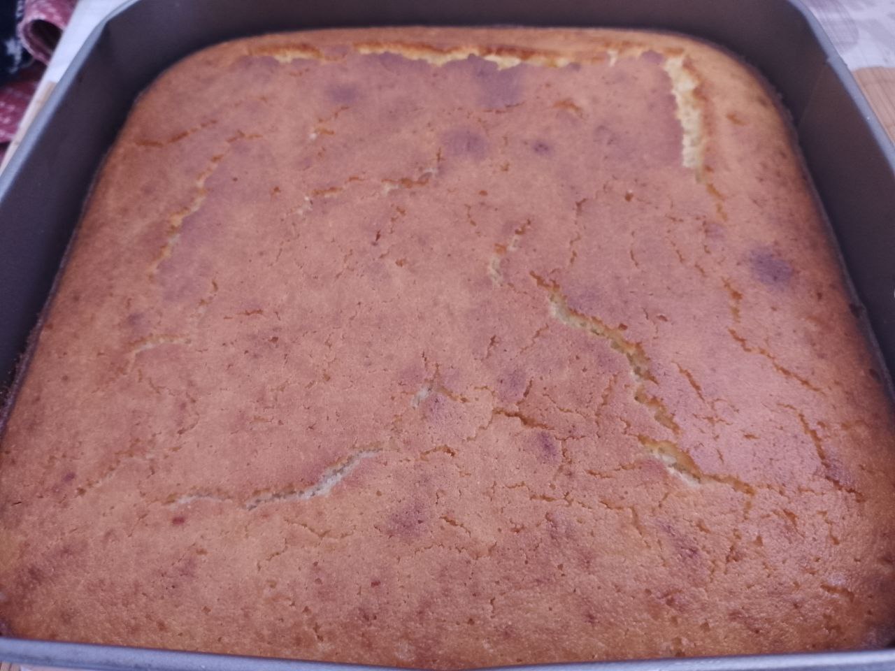 Манный пирог или манник на сметане, просто и вкусно: Испеченный манник достаем из духовки, посыпаем сахарной пудрой и охлаждаем в форме.