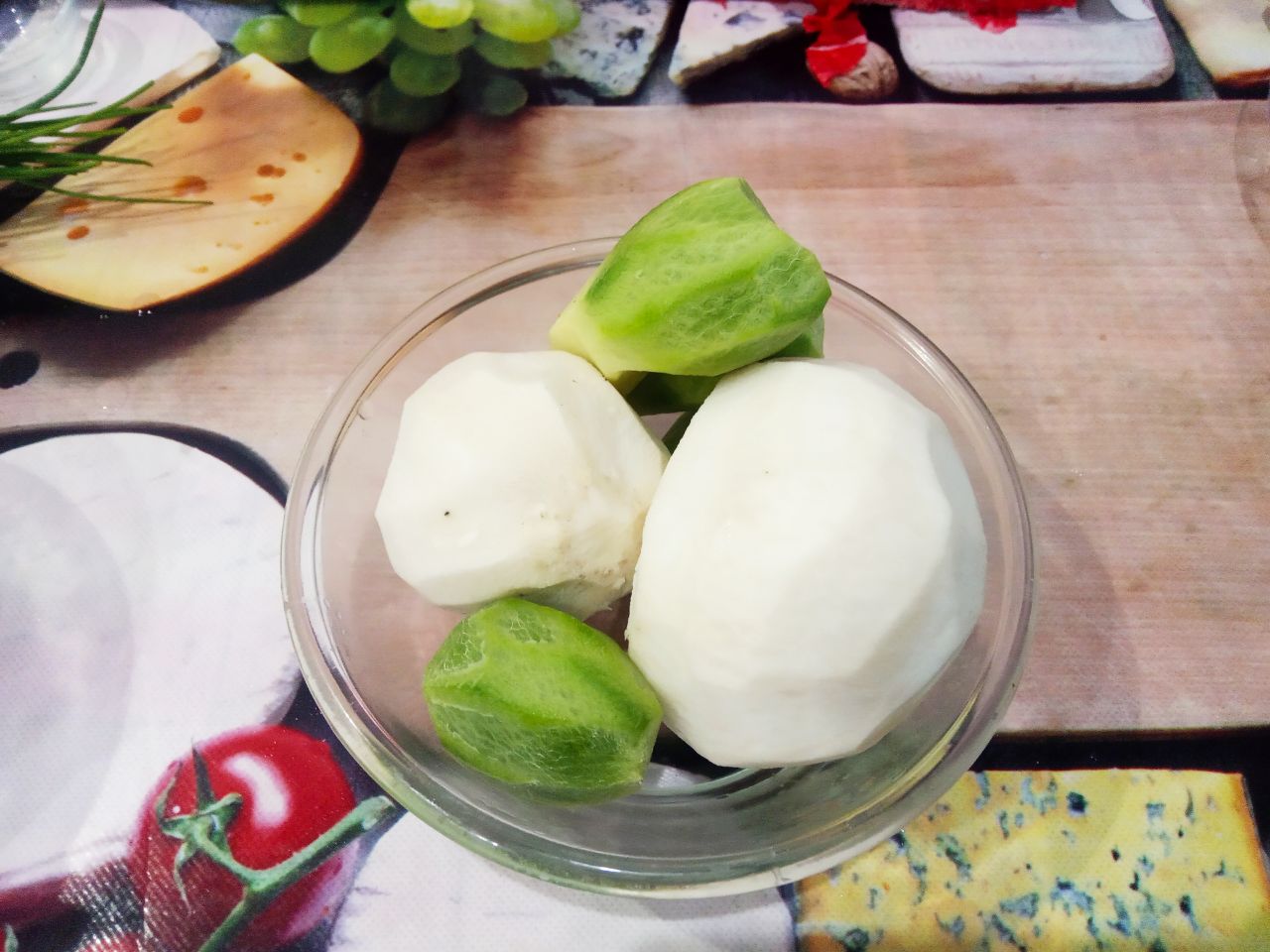 Салат из куриного мяса, редьки и жареного лука, сытный и вкусный: Редьку для салата я использовала черную и белую. Редьку очищаем, промываем и натираем на средней терке, можно
