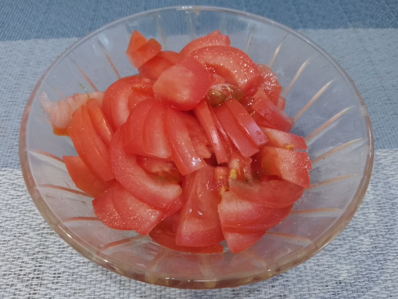 Лаваш с мясной начинкой в кляре, на сковороде: Помидоры промываем очищаем и разрезаем на тонкие ломтики.