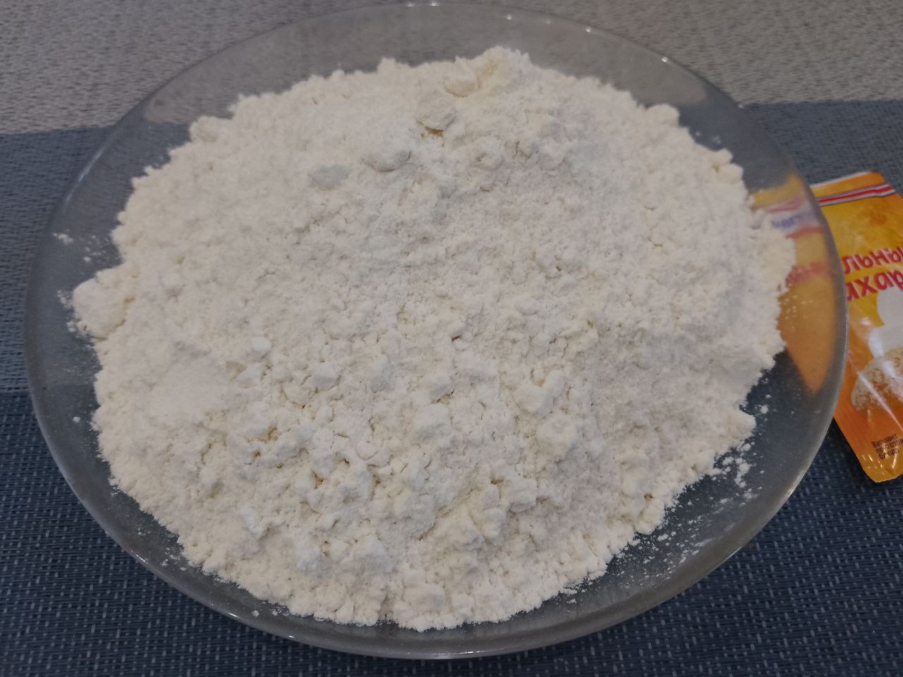 Вафли мягкие воздушные, с шоколадом и кунжутом: Муку просеиваем через сито и высыпаем в размешанную смесь, перемешиваем.