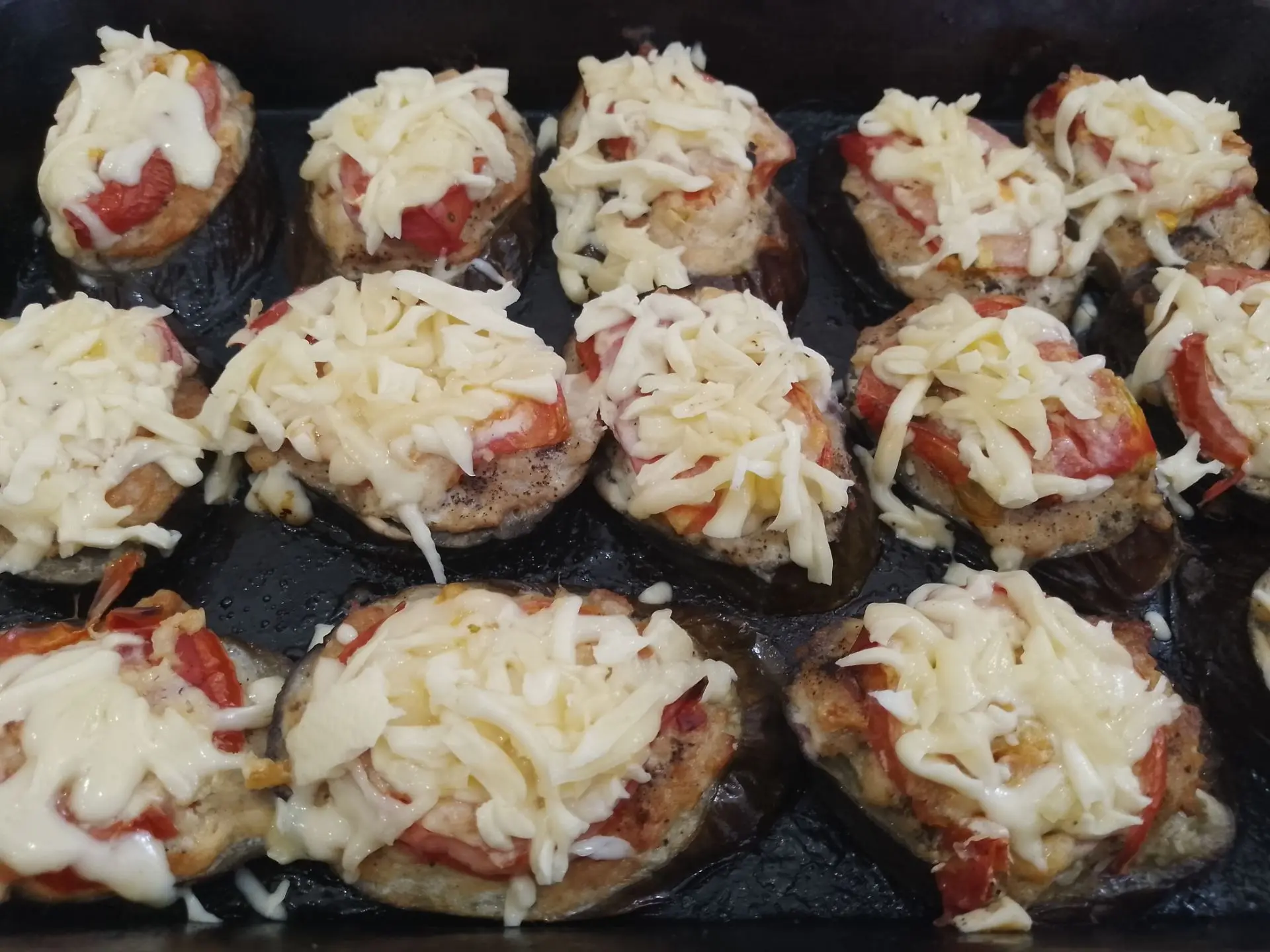 Баклажаны запеченные в духовке с фаршем, сыром и помидорами: посыпаем баклажаны тертым сыром