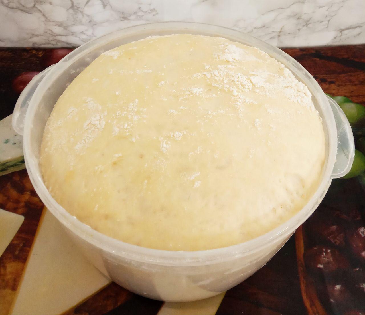 Аппетитные пирожки с мясной начинкой: Подошедшее тесто разделяем на небольшие части одинаковой формы.