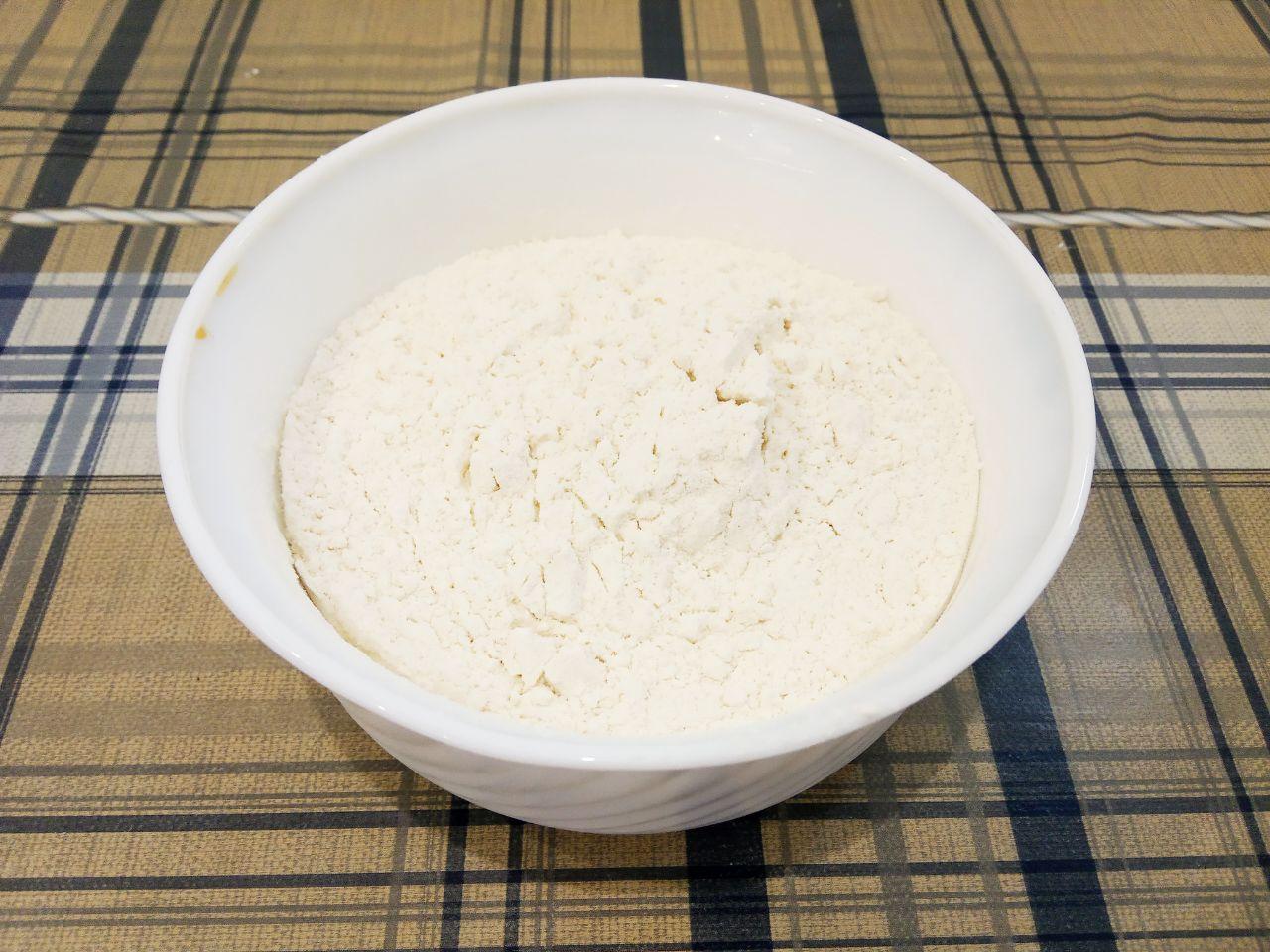 Простой рецепт пирога напоминающий торт, просто и вкусно: Муку просеиваем через мелкое сито и добавляем в смесь, перемешиваем миксером, тесто не должно быть густым.