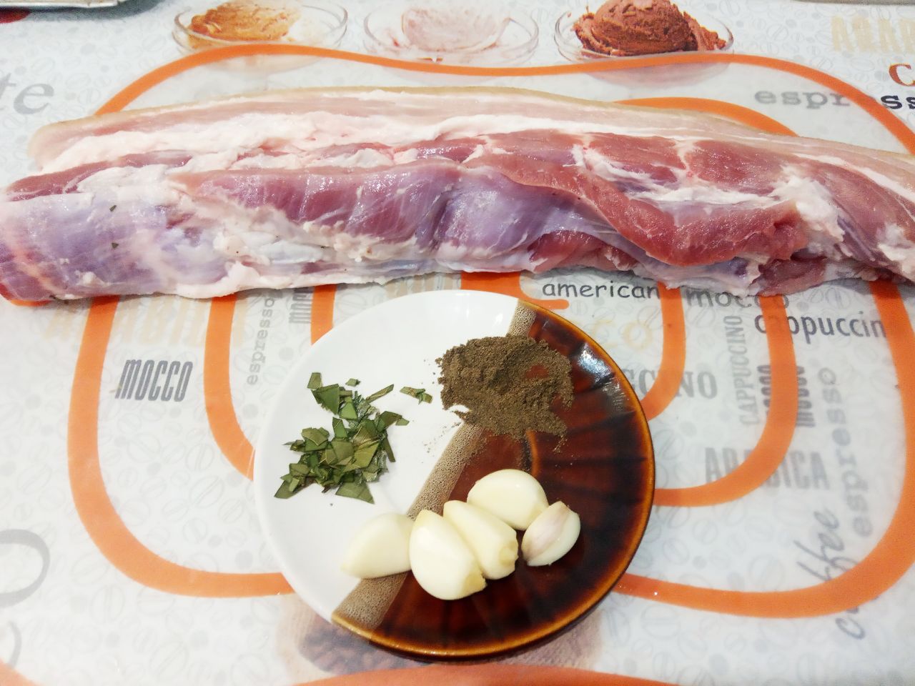 Свиная грудинка запеченная в рукаве, вкусная и аппетитная: Грудинку свиную выбираем с мясными прослойками.