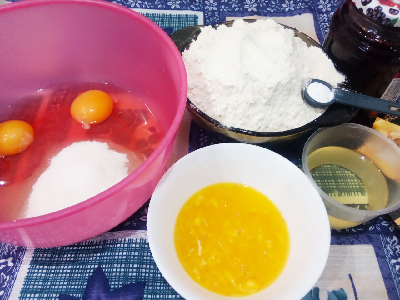Печенье с джемом и кунжутом подсушенное в духовке