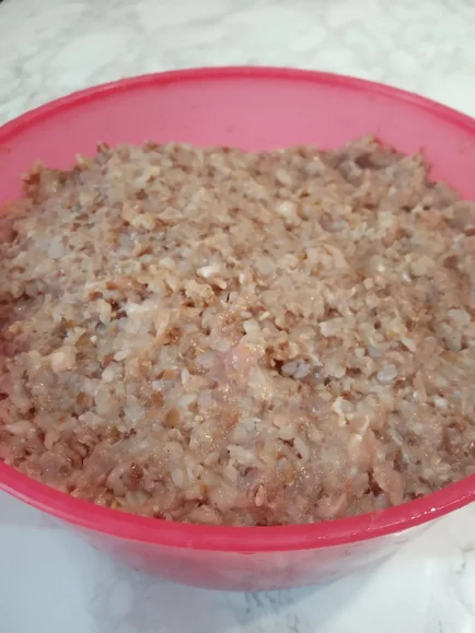 Котлеты мясные с добавлением гречневой крупы: В охлажденную гречневую кашу добавляем фарш с луком, чеснок и яйца. Солим и перчим по вкусу и тщательно