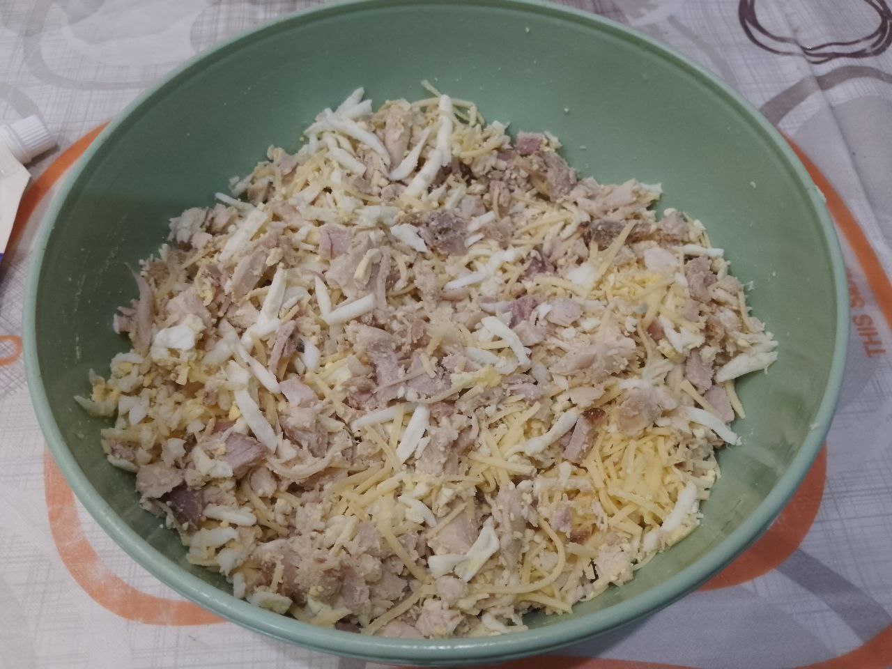 Лаваш с начинкой из мяса, яиц и моркови: В чаше соединяем мясо, яйца, и тертый сыр, добавляем майонез и перемешиваем.
