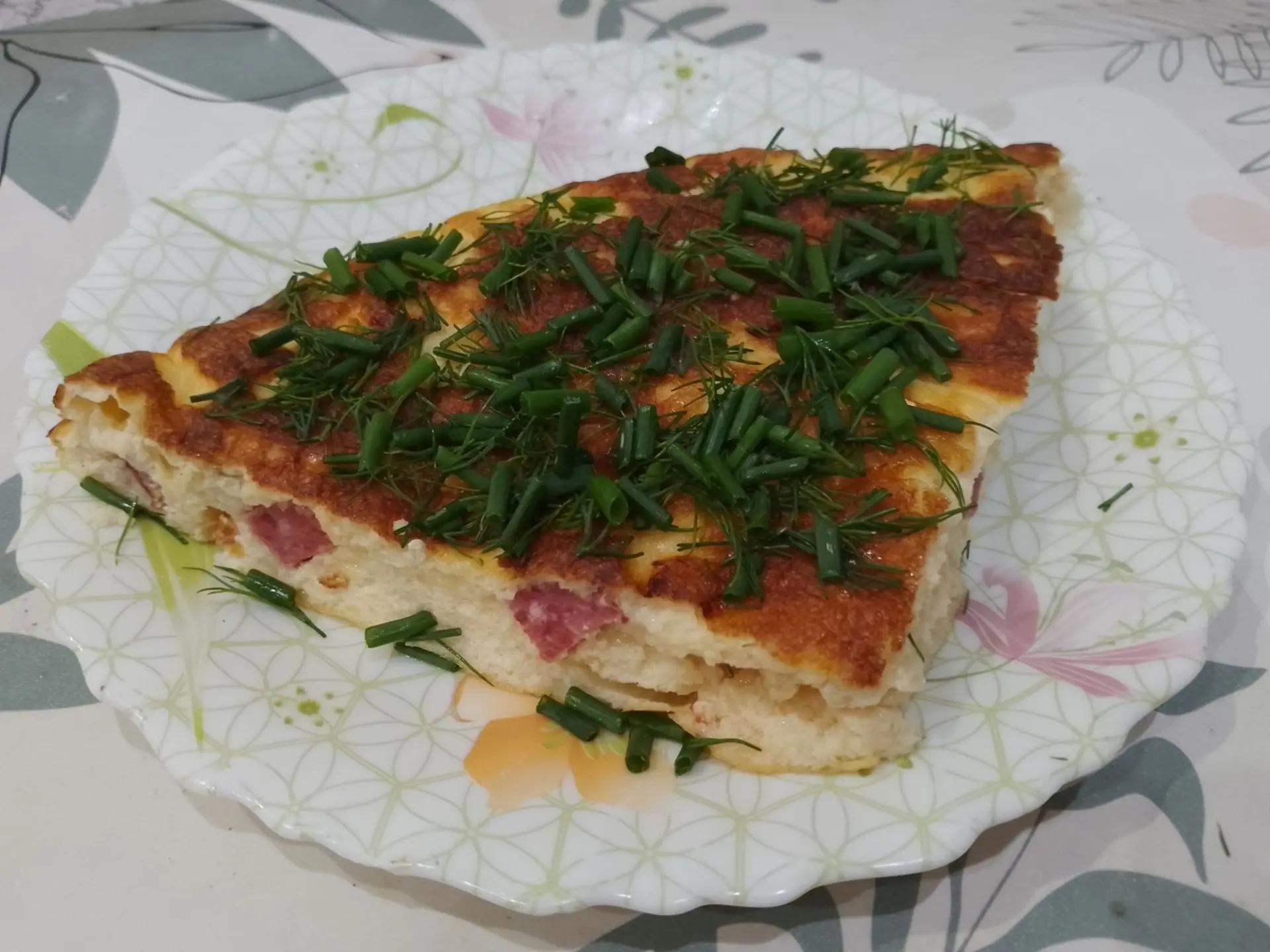 Вкусный завтрак из яиц, творога, помидоров и колбасы или ветчины
