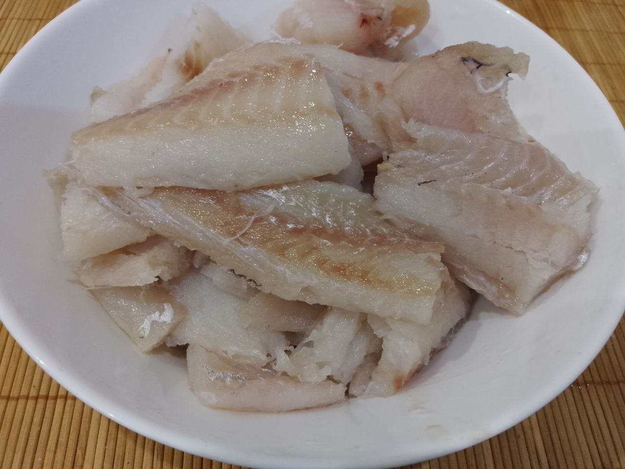 Филе минтая в кляре, простое и вкусное блюдо: Разрезаем филе на полоски, солим, перчим и посыпаем по желанию сушеным чесноком, перемешиваем.