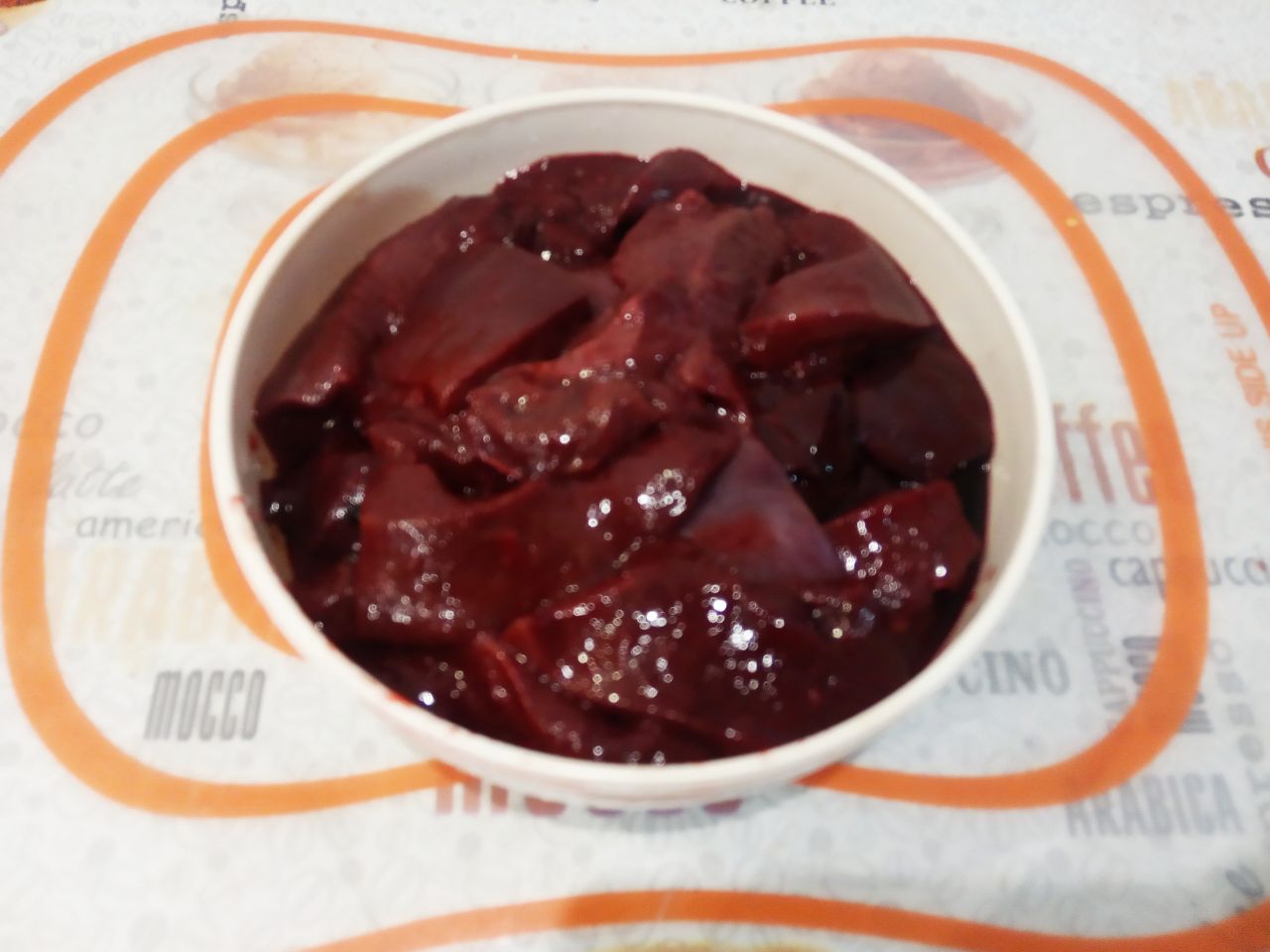 Паштет из свиной печени, вкусно и сытно: Печень промываем, удаляем пленку, прожилки и сосуды. Разрезаем печень на небольшие кусочки толщиной до 1,5 см.