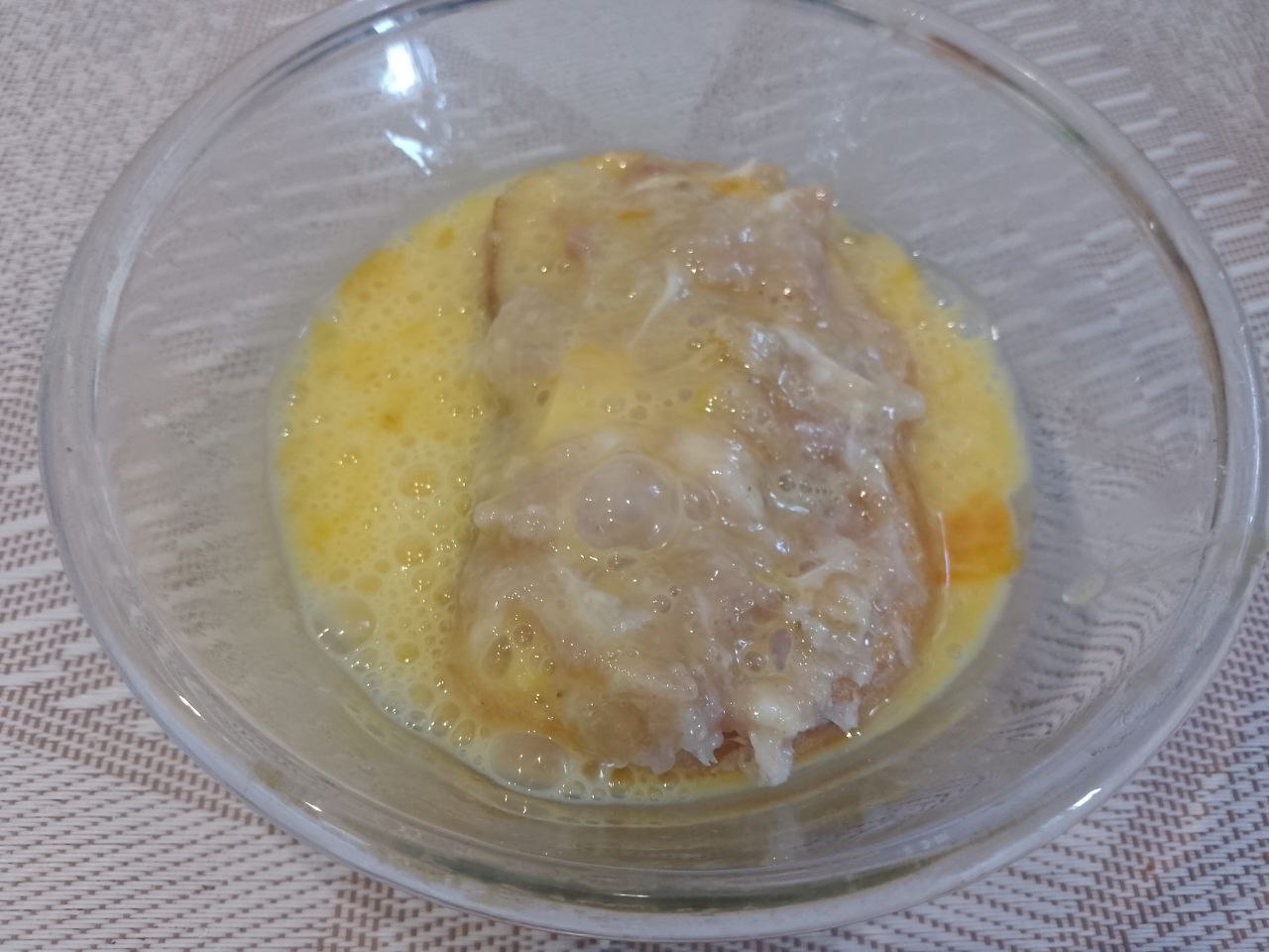 Бутерброды с сыром и фаршем, в кляре, на сковороде: Окунаем ломтики батона с начинкой в кляр и укладываем на сковороду стороной с начинкой.