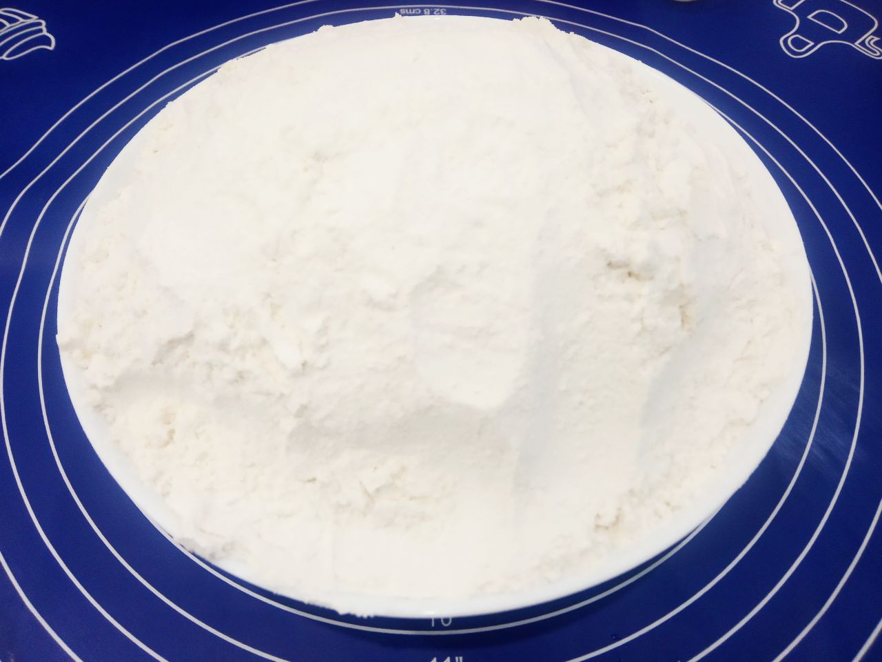 Булочки с начинкой из жареных яблок, изюма и корицы: Муку просеиваем через сито, смешиваем с солью, часть добавляем в смесь и размешиваем.