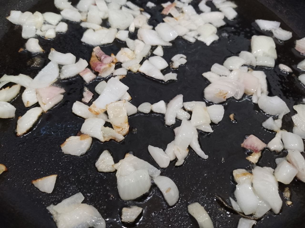 Тушеная спаржевая фасоль с овощами и куриным мясом: Разогреваем сковороду с растительным маслом и обжариваем лук до золотистого цвета.