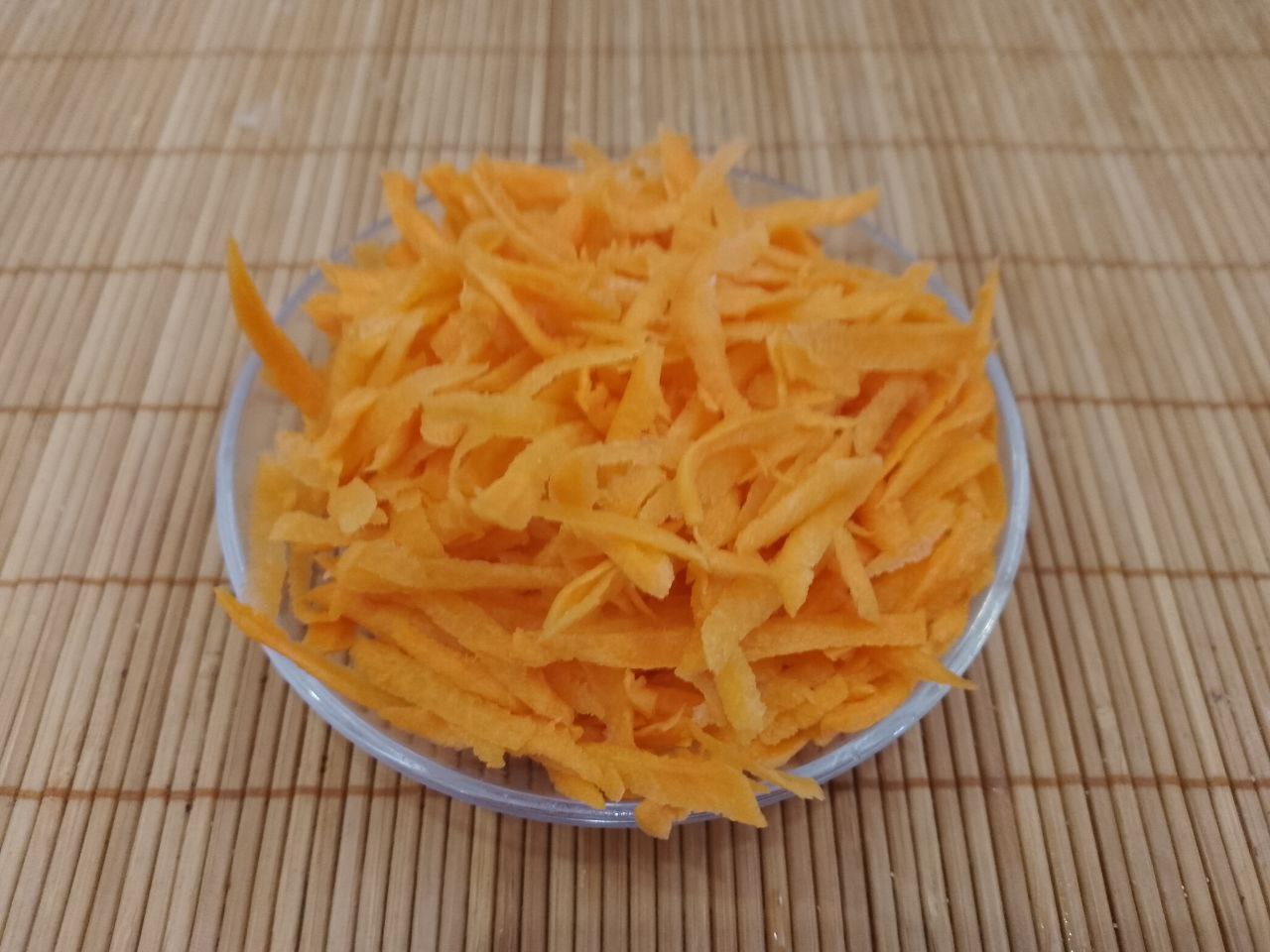 Запеченные в духовке, баклажаны с овощами, фаршем и сыром: Морковь очищаем, промываем и натираем на терке.