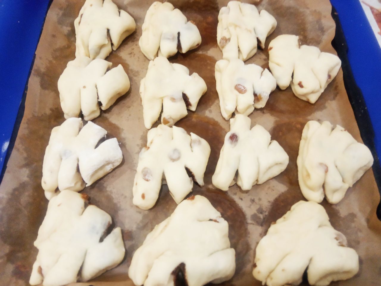 Булочки с начинкой из жареных яблок, изюма и корицы
