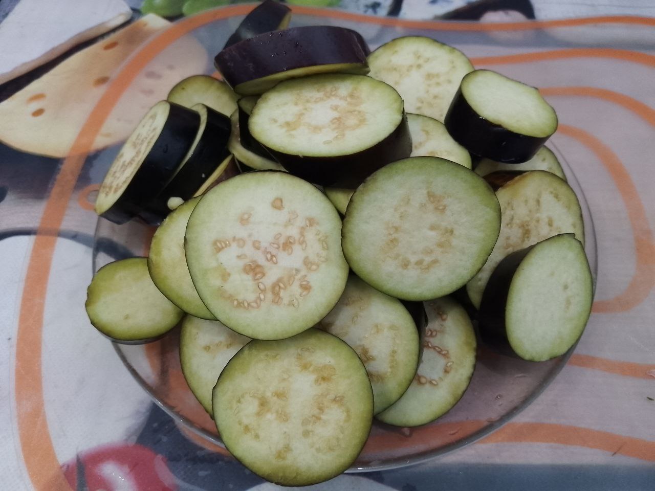 Баклажаны по-кубански, вкусные и аппетитные: У баклажанов отрезаем плодоножки и промываем водой. Разрезаем баклажаны на кружки толщиной до 1 см.