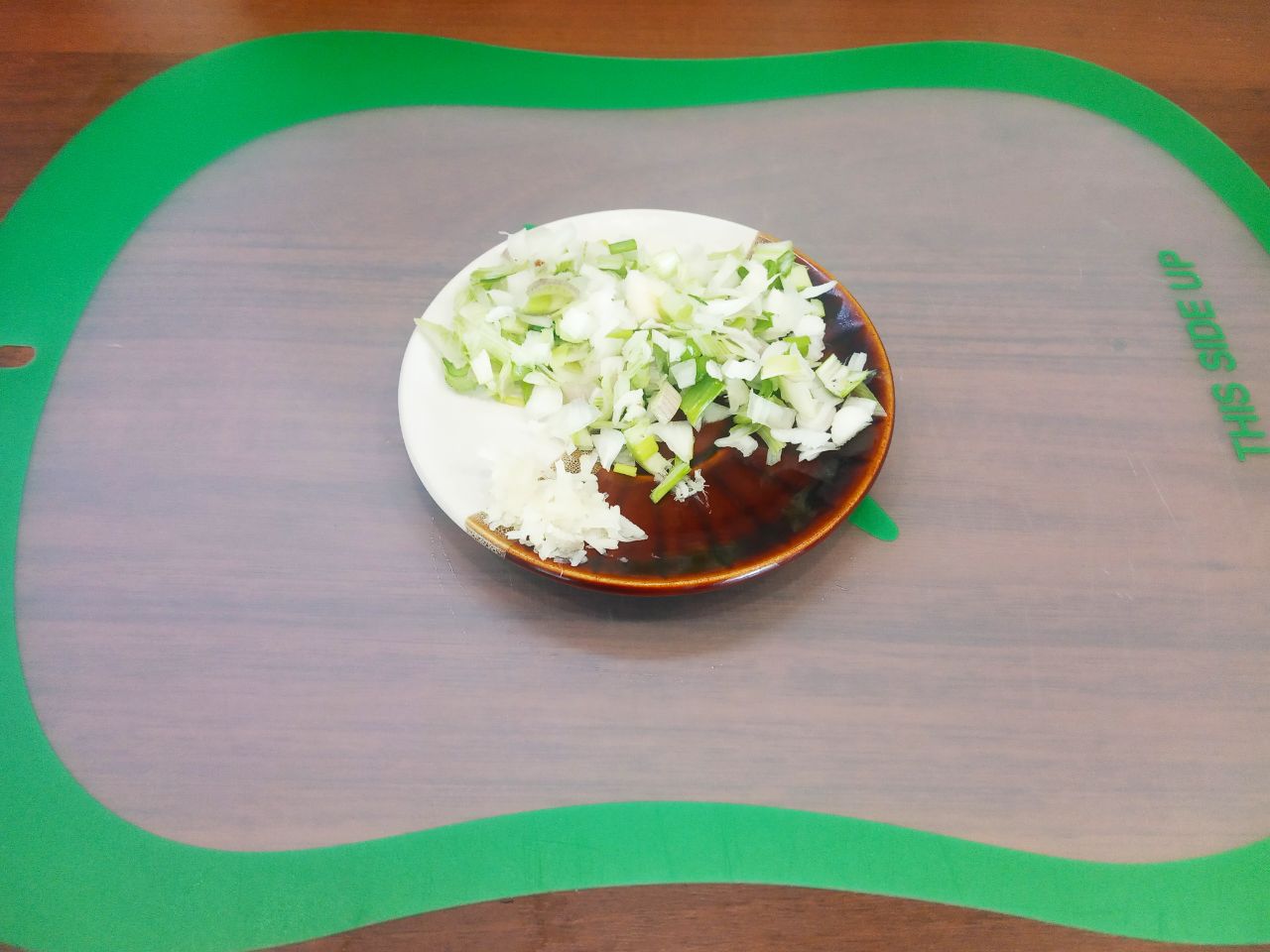 Простой рецепт мясных оладий с манной крупой и без яиц: Лук у меня молодой, очищаем, промываем и мелко нарезаем.