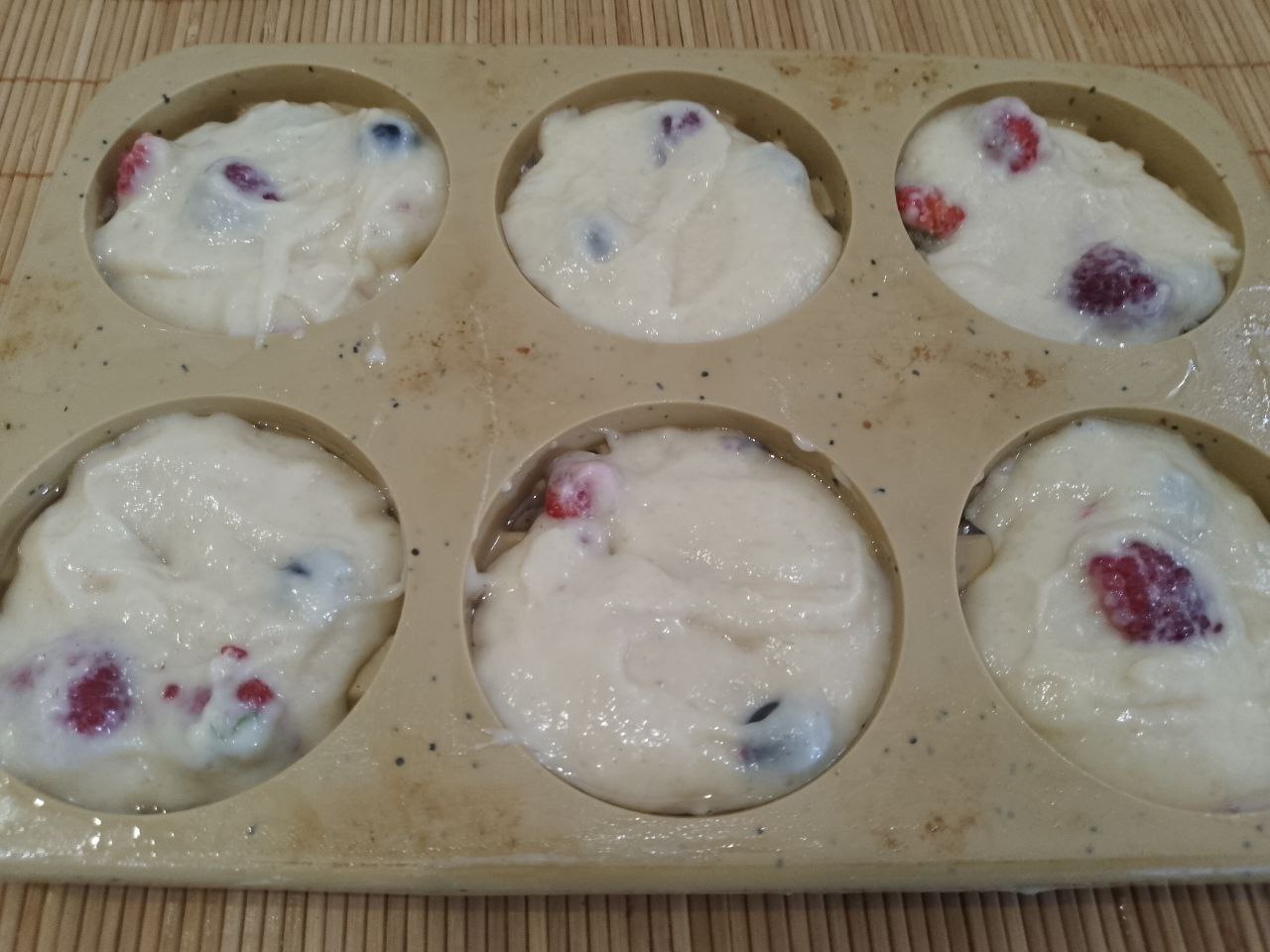 Мягкие вафли с ягодами, просто и вкусно: Форму для вафлей смазываем жиром или маслом, накладываем ложкой тесто половину формочек.
