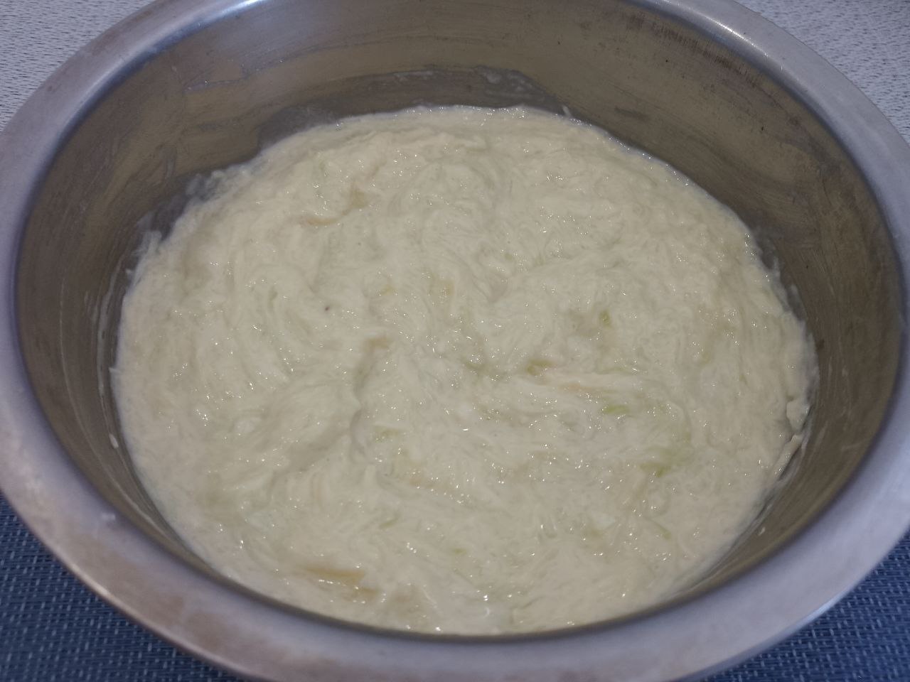 Оладьи из кабачков и сыра, просто и вкусно: Добавляем к отжатым кабачкам тертый сыр, яйца, чеснок и муку. Кабачковую массу тщательно размешиваем.