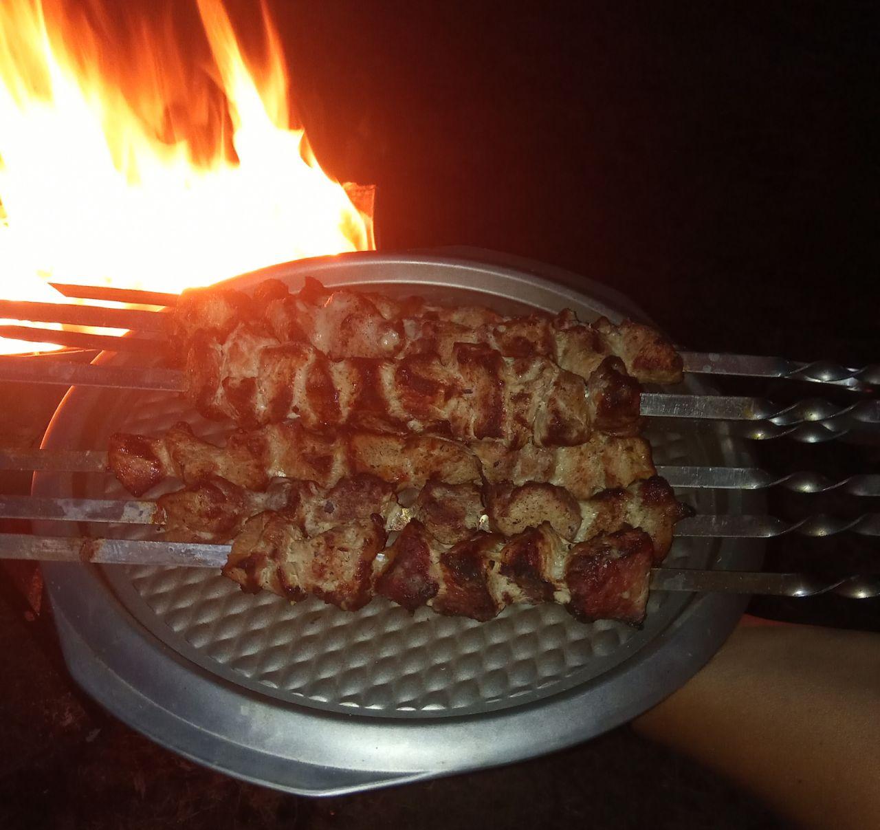 Шашлык с майонезом: Солим мясо только за полчаса до жарки, не желательно, чтобы солить вначале маринования.