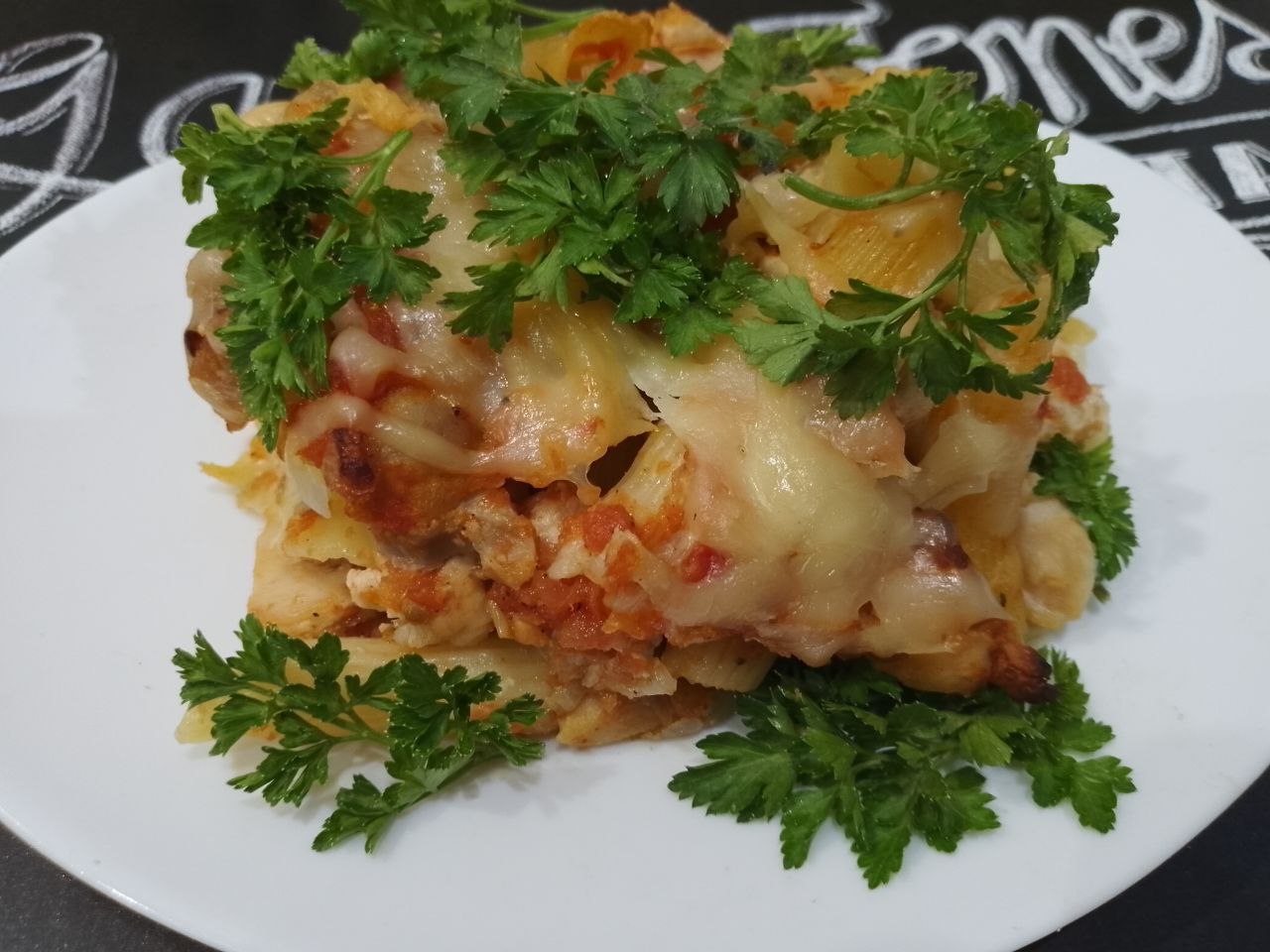Макаронная запеканка с курицей, сыром и помидорами