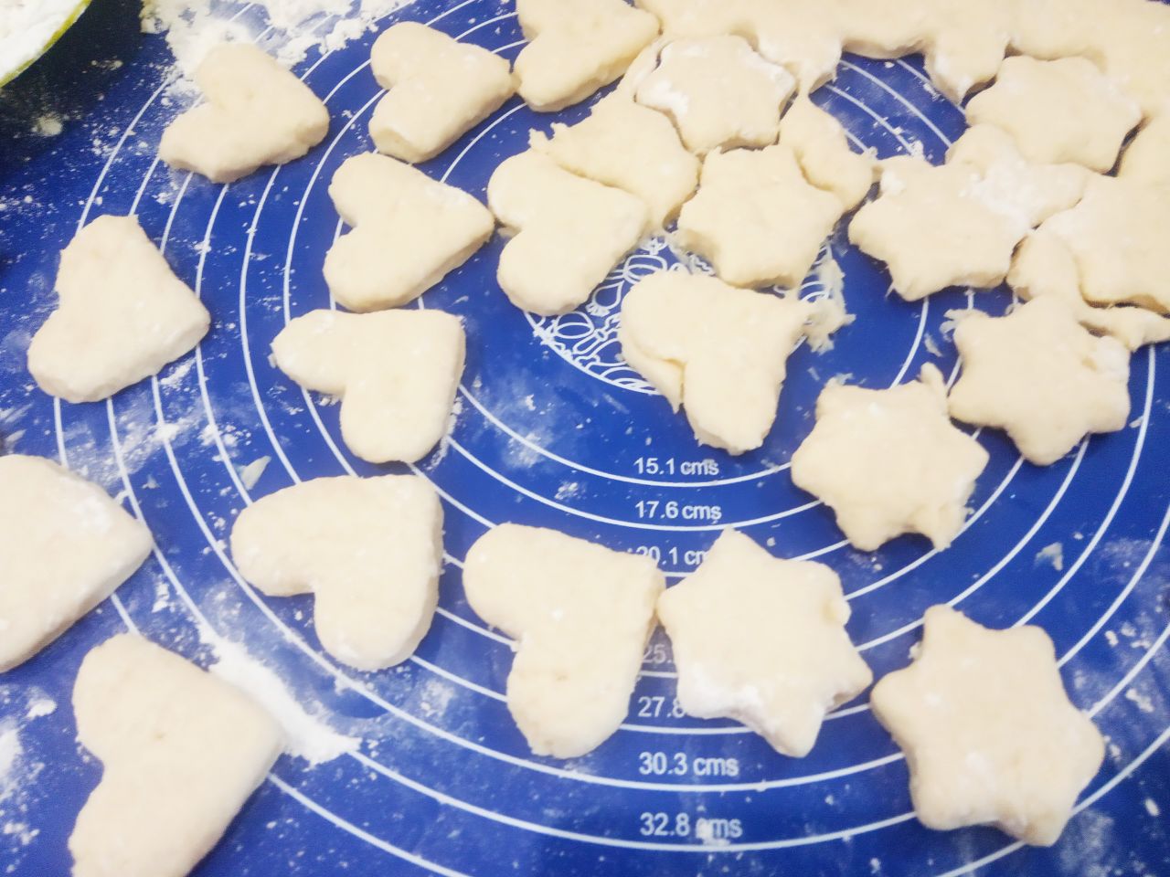 Творожная выпечка на сковороде к чаю, быстро и вкусно: Вырезаем формочкой фигуры или разделяем на шарики.
