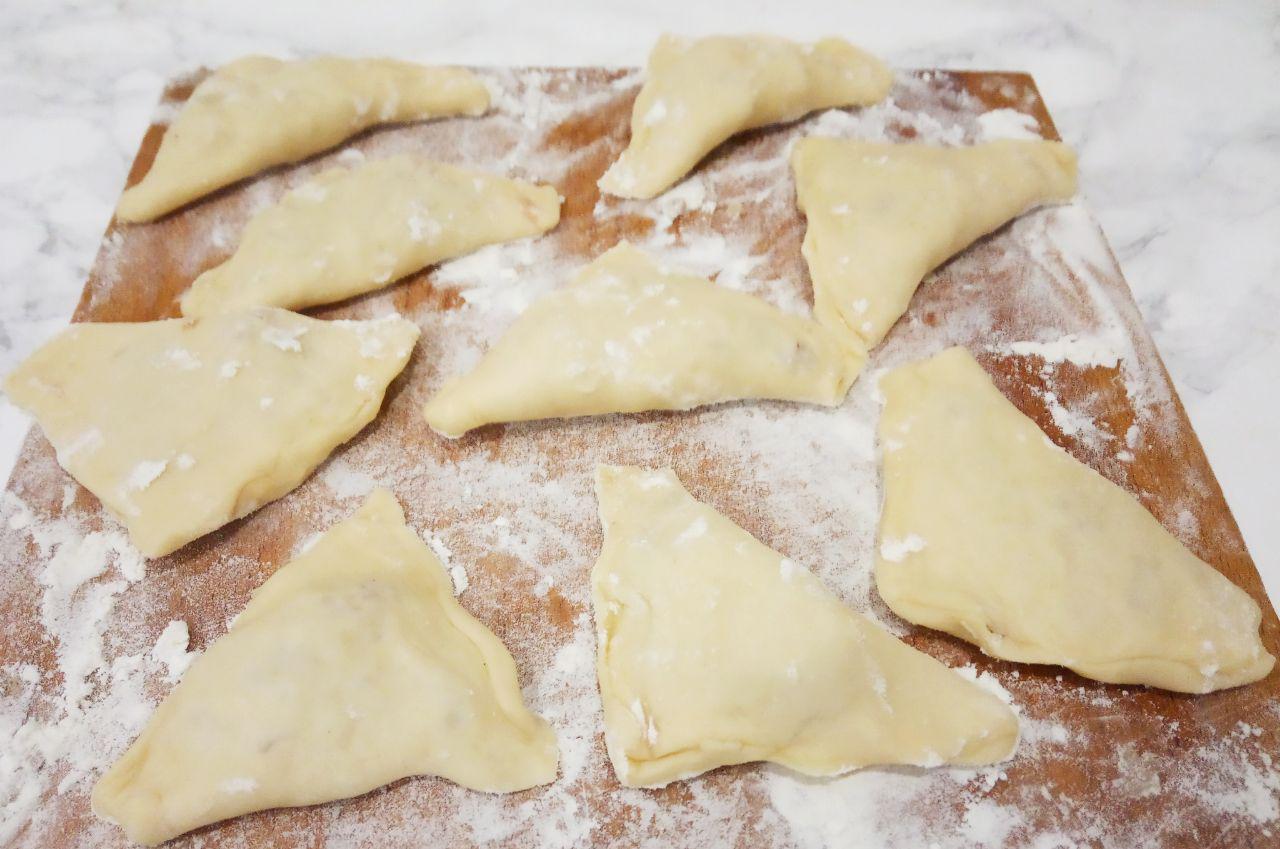 Пирожки с мясом из слоеного теста: Тесто раскатываем, нарезаем квадратики. На середину квадратика кладем начинку и сворачиваем по диагонали. У