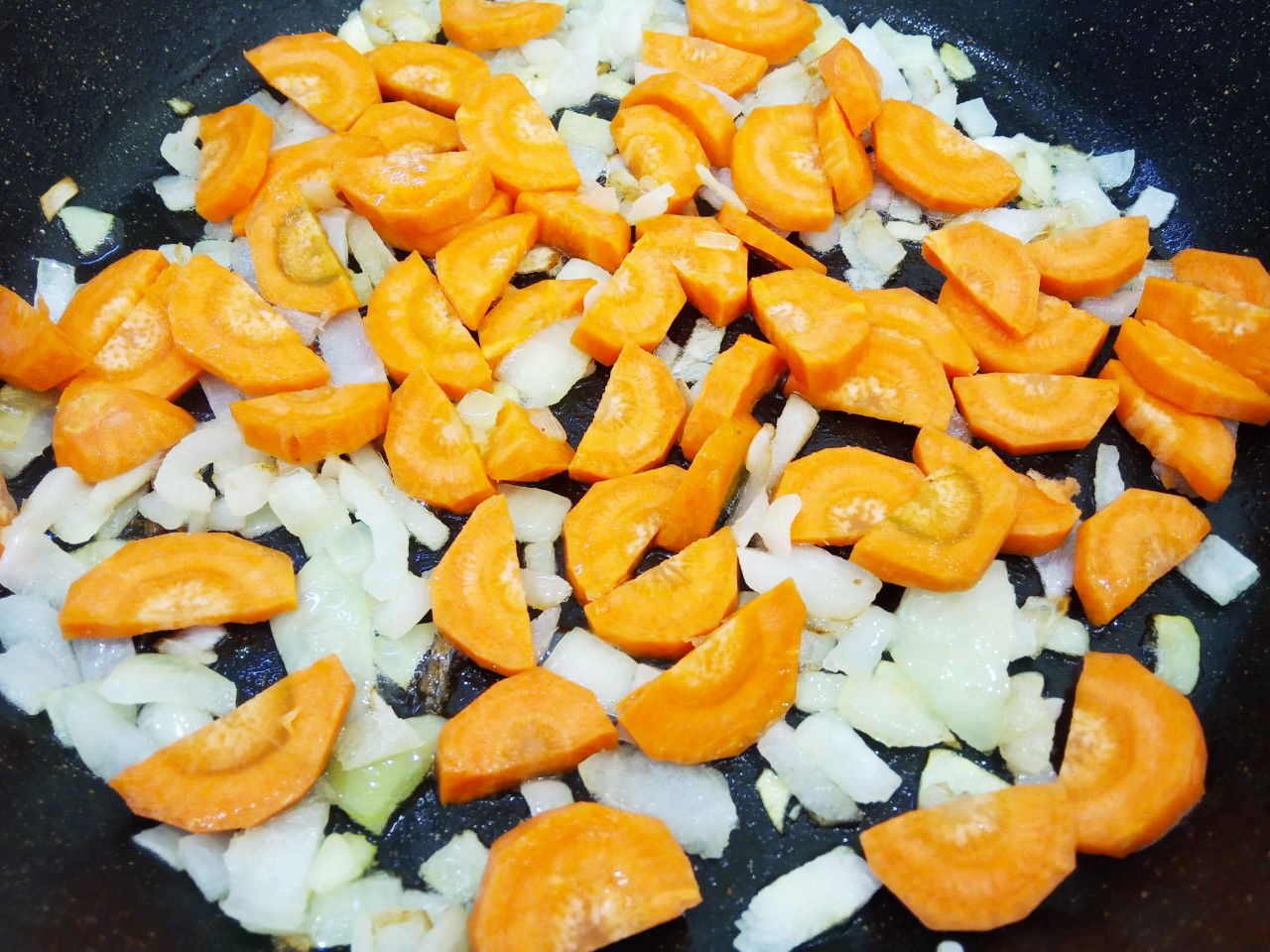 Тушеные овощи с рисом, брокколи и зелёным горошком, вкусно и полезно: Кладем морковь и обжариваем до размягчения.