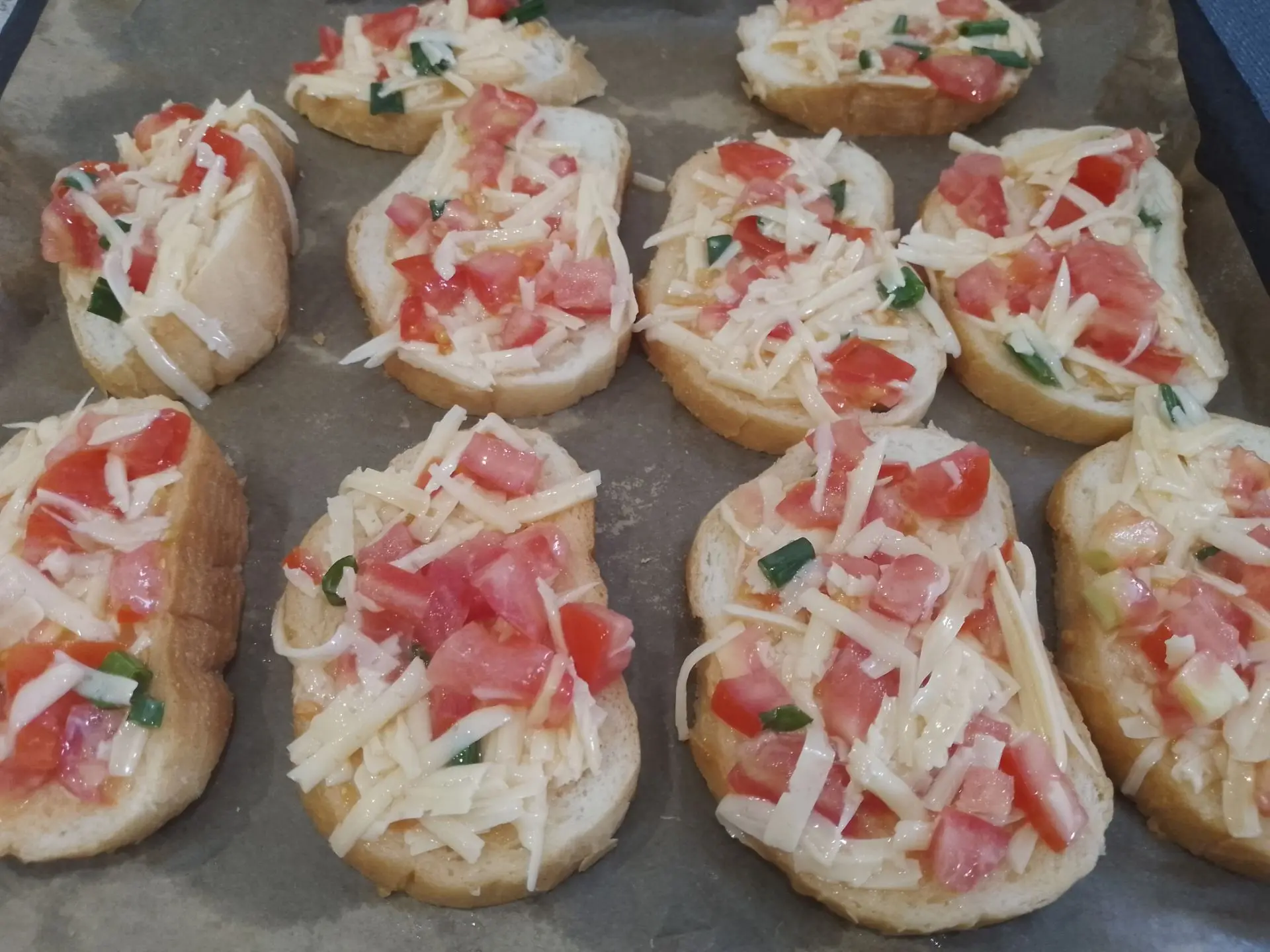 Горячие бутерброды в духовке, вкусно и быстро: Противень застилаем пергаментом или смазываем жиром и укладываем ломтики батона.