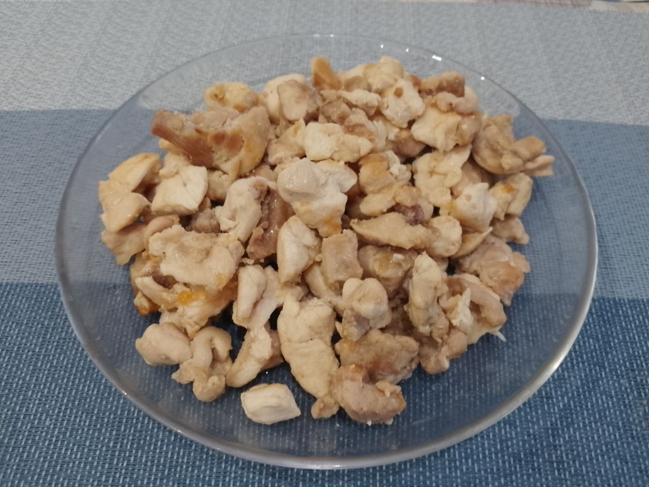 Макаронная запеканка с курицей, сыром и помидорами: Разогреваем сковороду с растительным маслом, кладем мясо, солим и посыпаем перцем и чесноком, обжариваем.