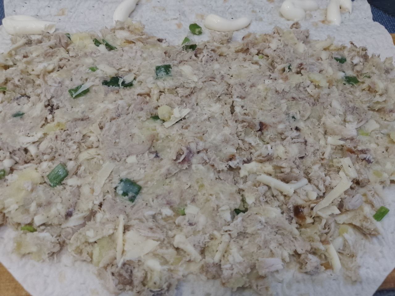 Лаваш с мясной начинкой в кляре, на сковороде: На лаваше распределяем равномерно начинку, край с одной стороны смазываем майонезом.