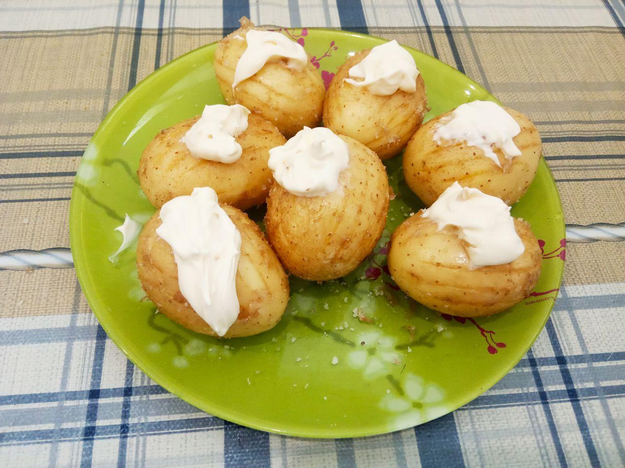 Картофель фаршированный сыром и зеленью, запеченный в духовке: Картофель вдоль прокалываем вилкой в нескольких местах и натираем солью. Смазываем картофель майонезом